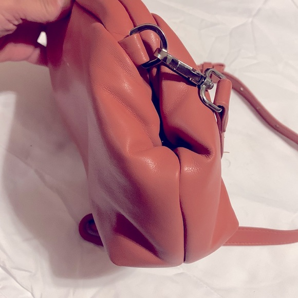 Pixie Mood Bubbly Clutch Crossbody Vegan Leather cranberry - Picture 4 of 6